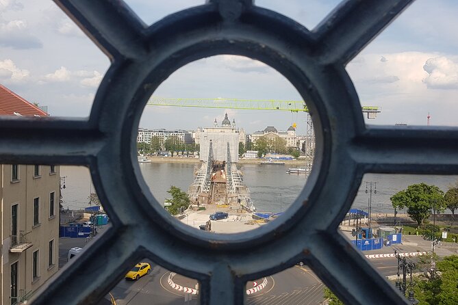 Budapest: Castle District Walking Tour - Meeting at Batthyány tér and starting the climb