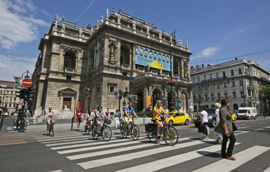 Budapest: City Bike Tour with Coffee Stop - Heroes’ Square and City Park