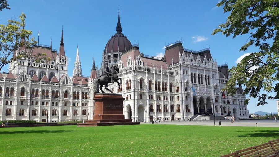 Budapest: City Center Walking Tour - Pesti Vigado and Vorosmarty Square