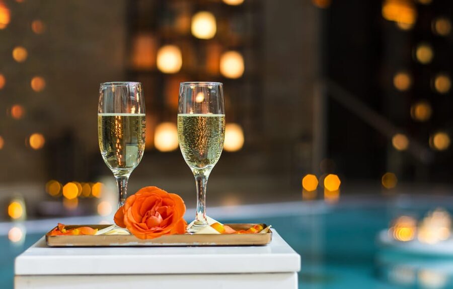 Budapest: Couple Holistic Swedish Massage with Jacuzzi Time - Who should book this experience?