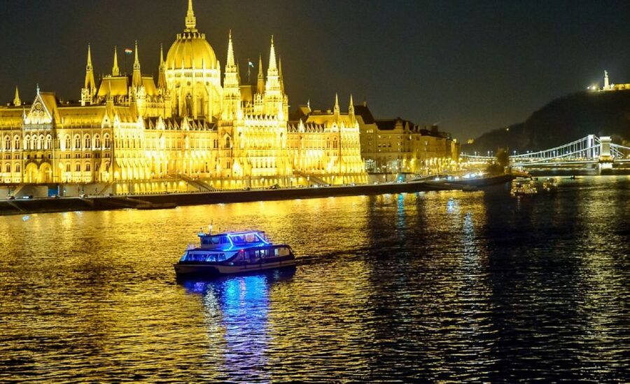 Budapest: Danube Drink and Piano Show - How the atmosphere compares with a dinner cruise