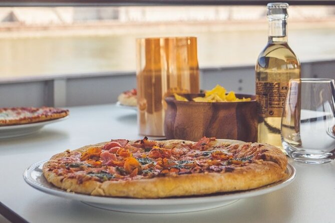 Budapest Danube Pizza Cruise with Welcome Drink - Buda Castle, Bazaar Gardens, and the Chain Bridge