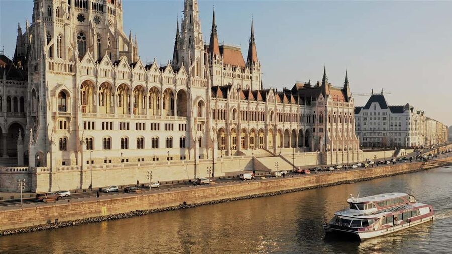 Budapest: Danube River City Lights Express Cruise - Gellért Hill, the Royal Palace, and Buda Castle