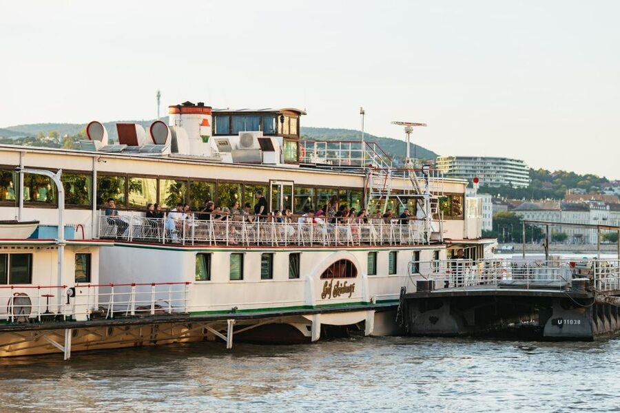 Budapest: Danube River Cruise with Dinner and Prosecco - Goulash, lángos, and the buffet choice