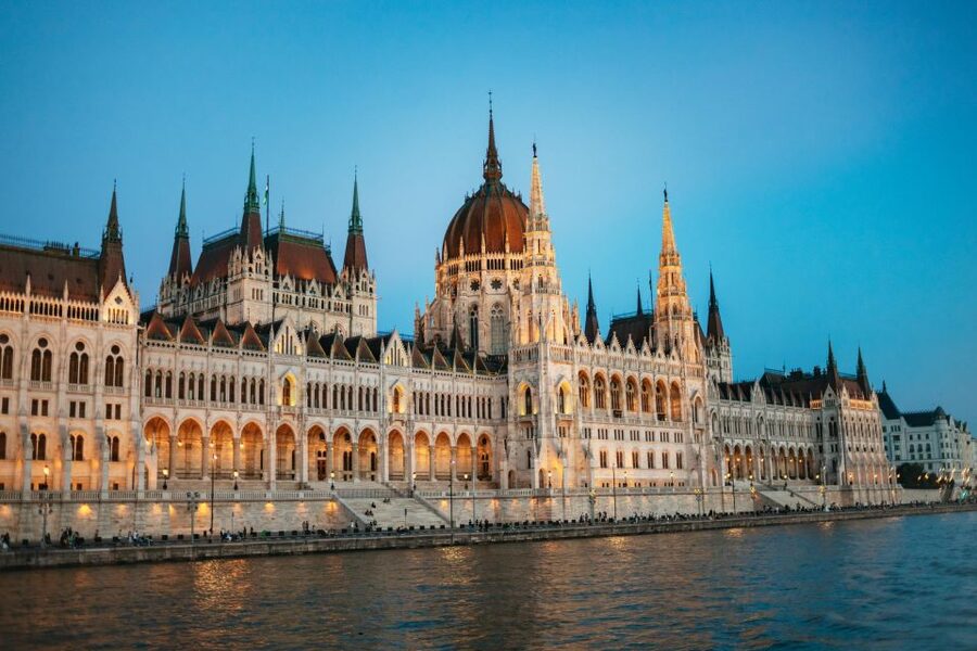 Budapest: Danube River Cruise with Dinner and Prosecco - The Gróf Széchenyi paddle steamer