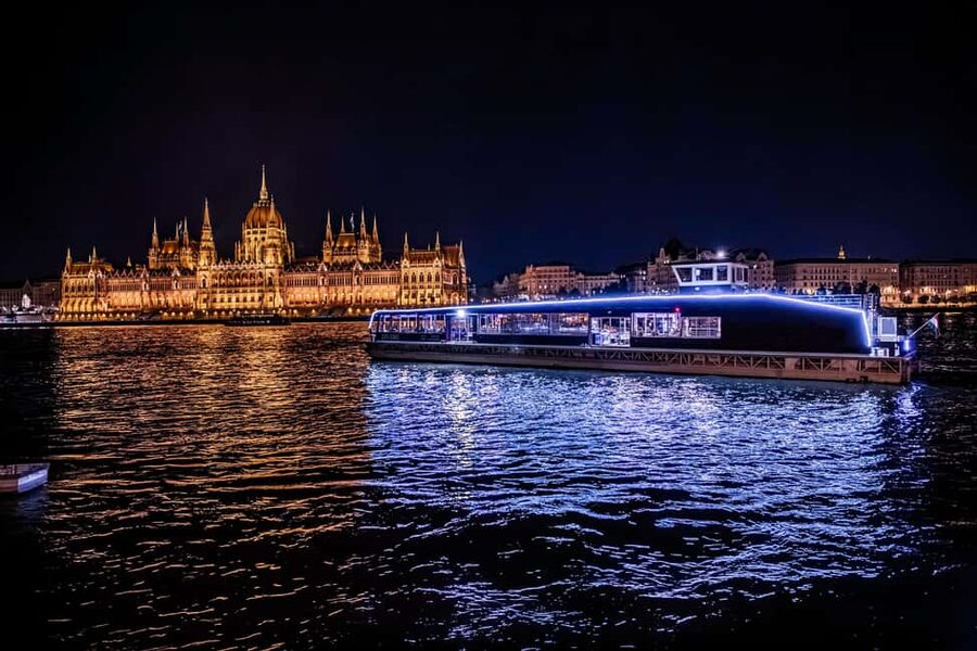 Budapest: Danube River Sightseeing Cruise with Audio Guide - Why the Danube is the right place to see Budapest