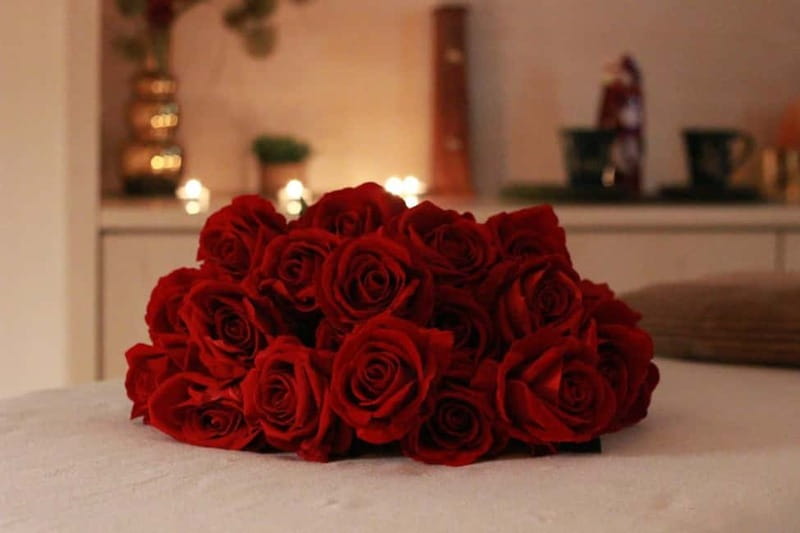 BUDAPEST, Day Spa : Couples Massage with Roses Bubble Bath - A full 60-minute massage for two