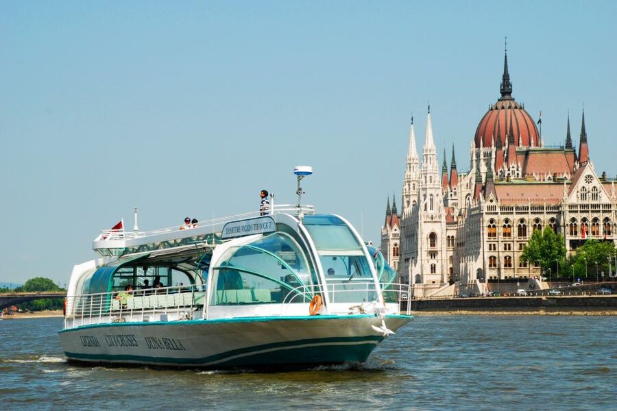 Budapest: Daytime Sightseeing Boat Cruise - Choosing the best time of day