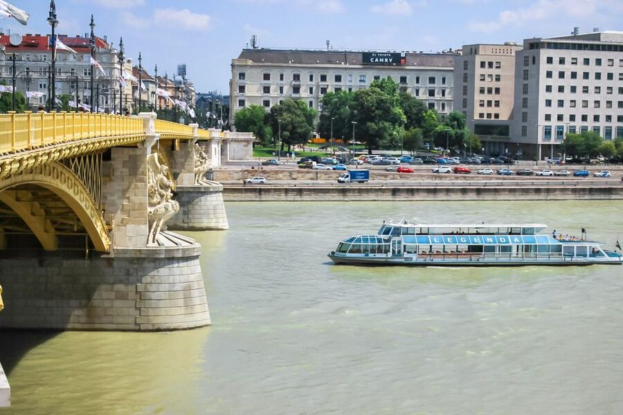 Budapest: Daytime Sightseeing Boat Cruise - The welcome drink makes the short ride feel special