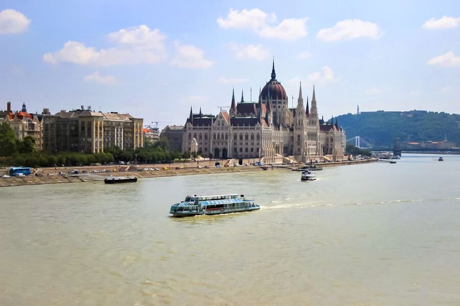 Budapest: Daytime Sightseeing Boat Cruise - The route from Chain Bridge to Parliament