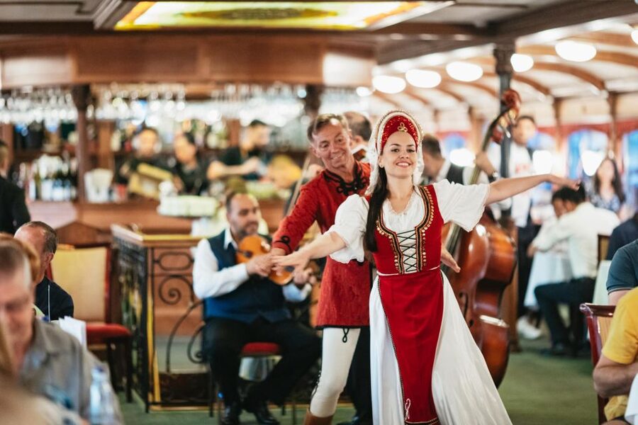 Budapest: Dinner Cruise with Live Music and Folk Dance Show - Folk dancing with a friendly, informal edge