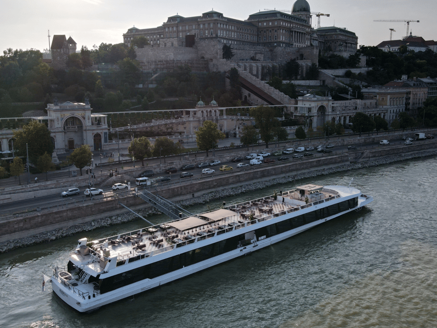 Budapest: Dinner Cruise with Live Music and Unlimited Drinks - Live music and the evening atmosphere