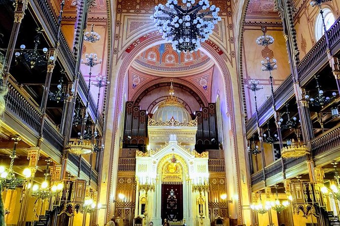 Budapest Dohany, Heroes', Rumbach synagogues & Jewish Ghetto Tour - Remembering the dead at Raoul Wallenberg Memorial Park