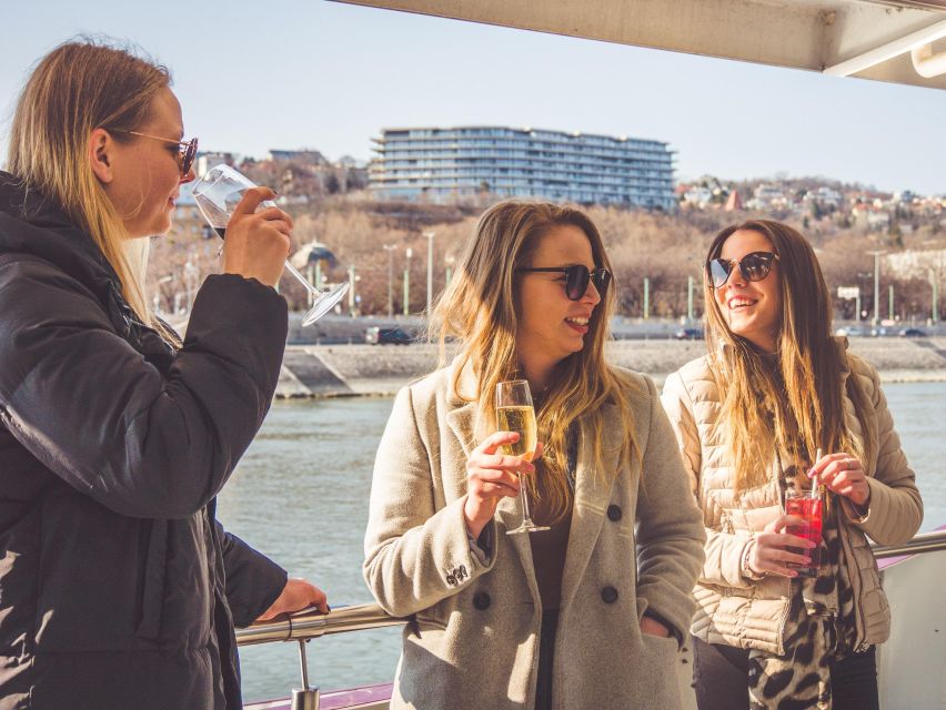 Budapest: Downtown Budapest Cocktail Cruise - Sunset, night lights, and the best place for photos