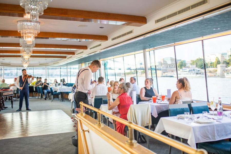 Budapest: Evening Cruise and Dinner with Welcome Drink - Key points at a glance