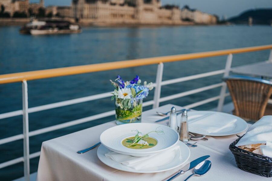 Budapest: Evening Cruise and Dinner with Welcome Drink - The welcome drink and first moments on board