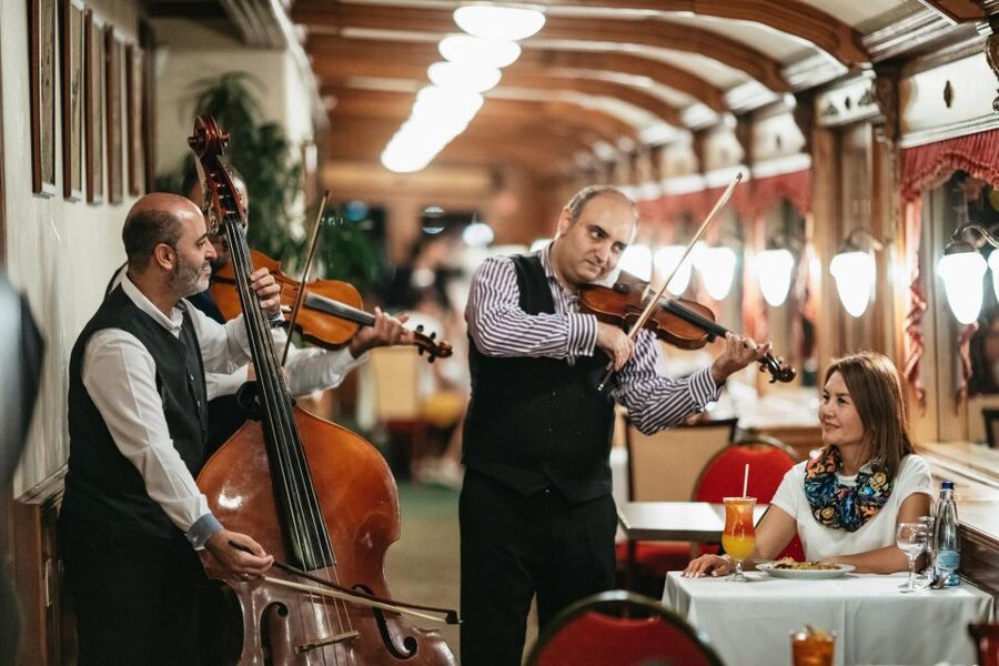 Budapest: Evening Cruise including Drinks and Live Music - What the $24 Price Delivers