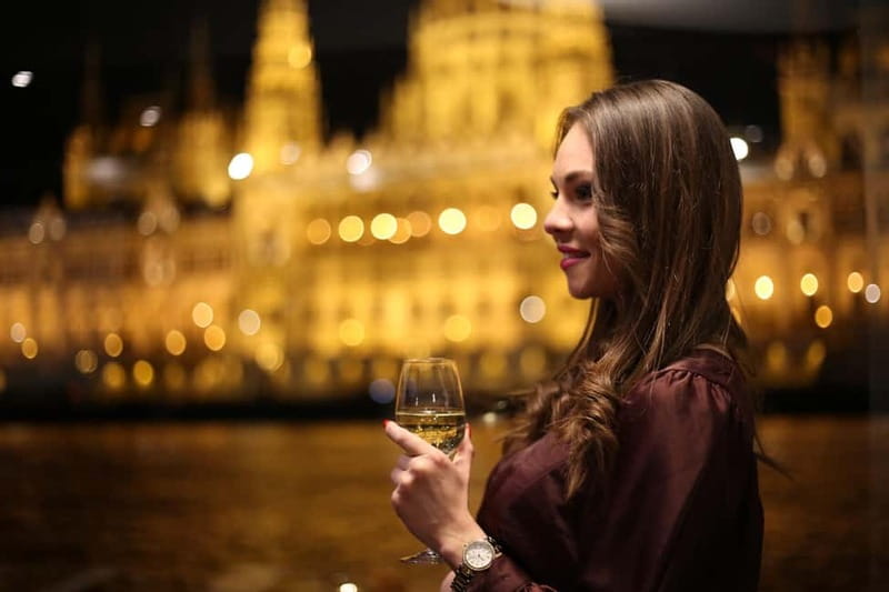 Budapest: Evening Cruise with 4-Course Dinner - The music changes the mood