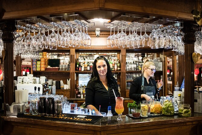 Budapest Evening Cruise with Entertainment and Drink Options - Parliament, Gellért Baths, and the central panorama