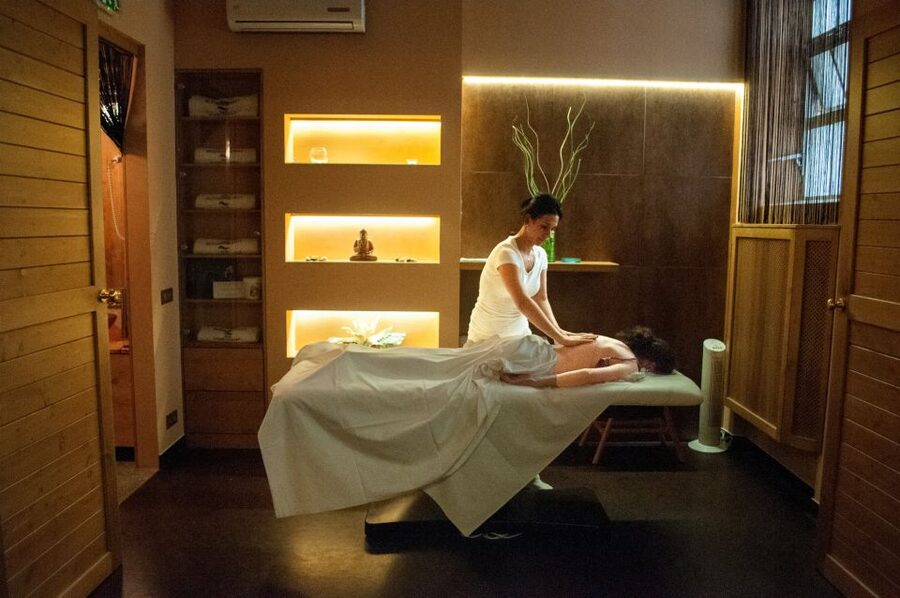 Budapest: Full-Day Gellért Spa Ticket - Gellért Spa Begins with the Building