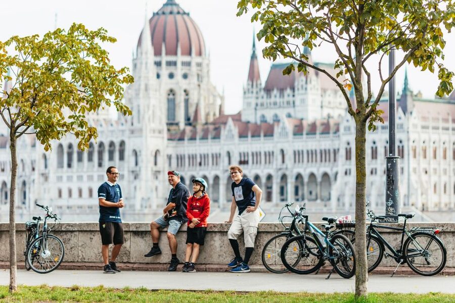 Budapest: Grand Sightseeing Bike Tour - The Castle Hill climb and Fishermen’s Bastion views
