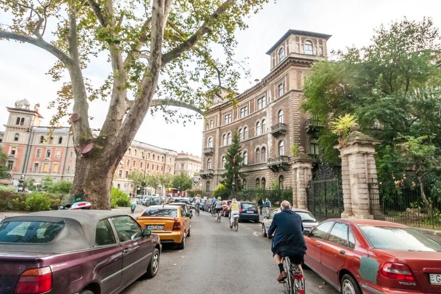 Budapest: Guided City Discovery Bike Tour - Returning through the Opera House and Jewish Quarter