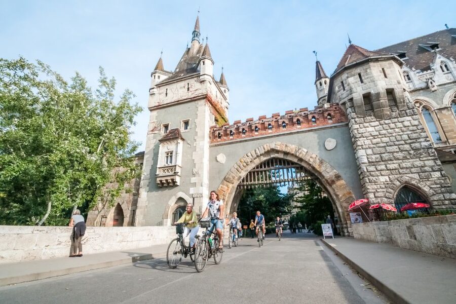 Budapest: Guided City Discovery Bike Tour - Chain Bridge and the shape of the city
