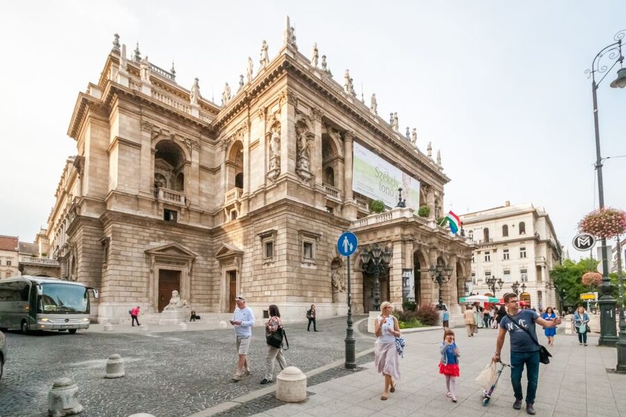 Budapest: Guided City Discovery Bike Tour - Guides, group feel, and the level of attention