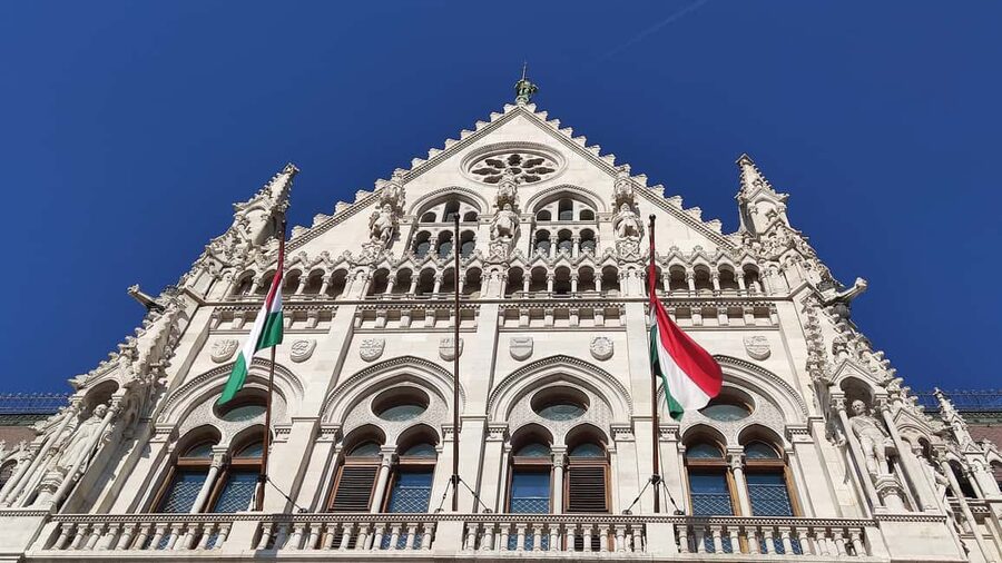 Budapest: Guided City Walking Tour in Buda and Pest - Reaching Parliament and the Danube