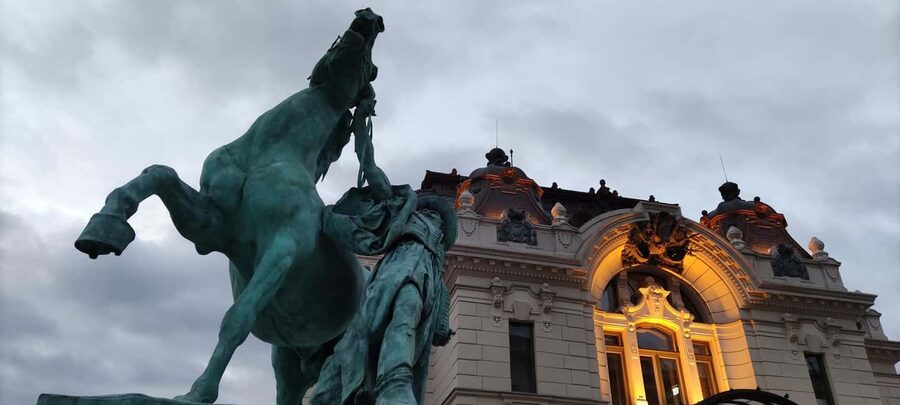 Budapest: Guided City Walking Tour in Buda and Pest - Crossing to Buda by public transport