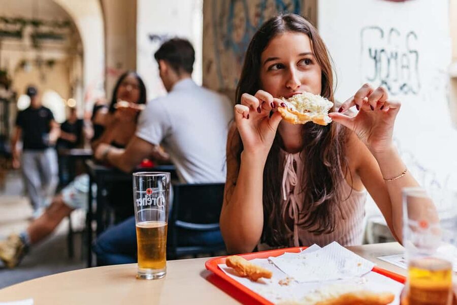 Budapest: Guided Foodie Walking Tour with Food and Drinks - Walking through District 7’s Jewish Quarter