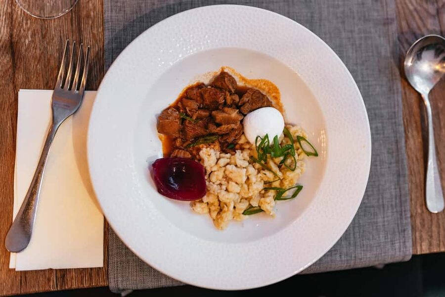 Budapest: Guided Foodie Walking Tour with Food and Drinks - Starting at Kazinczy Street Synagogue