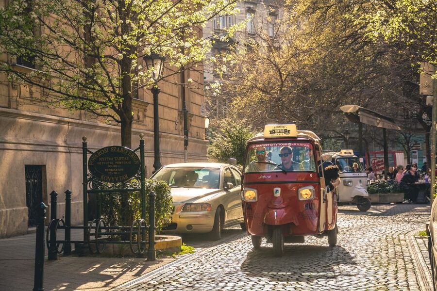 Budapest: Half-Day Exclusive Highlights Private Tour - What four hours really gives you