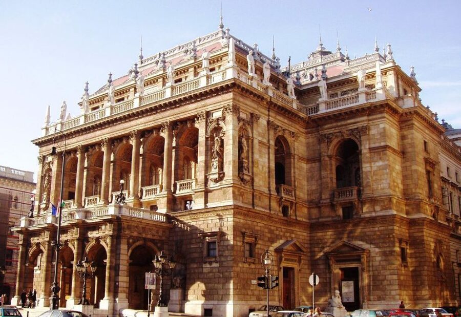 Budapest: Half-Day Highlights Small Group Private Tour - Guide style and the small-group experience