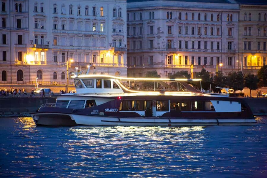 Budapest: Happy Hour Sightseeing Cruise - Choosing the best seat on board