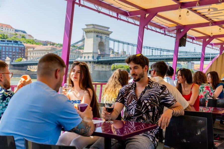 Budapest: Happy Hour Sightseeing Cruise - Chain Bridge and Gellért Hill
