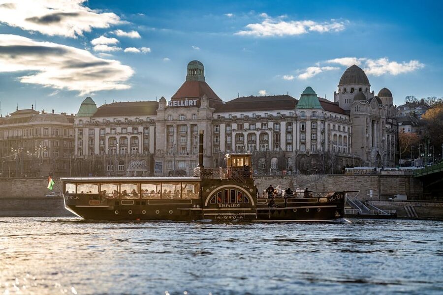 Budapest: Historic Cruise with Welcome Drink - Chain Bridge and Gresham Palace