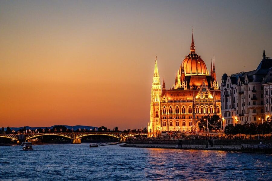Budapest: Historic Cruise with Welcome Drink - Parliament Building and the northbound panorama