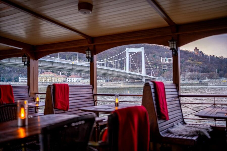Budapest: Historic Cruise with Welcome Drink - Margaret Bridge, Fisherman’s Bastion, and Buda Castle