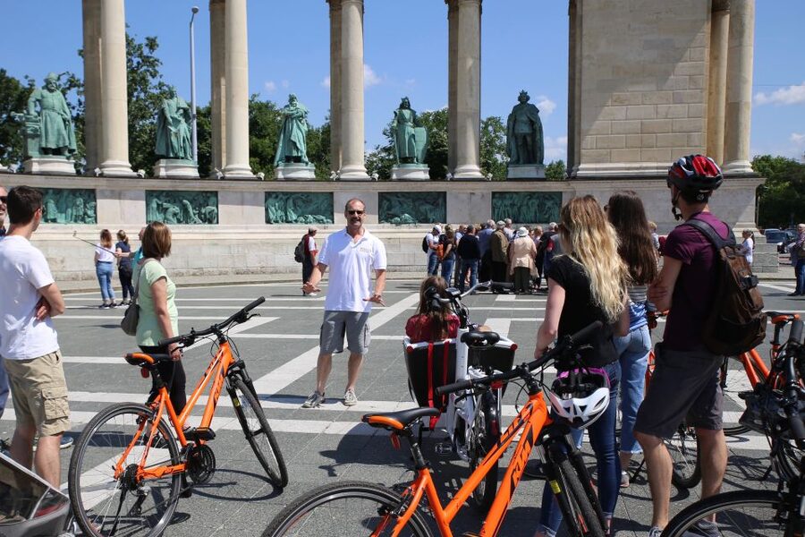 Budapest: Historic Downtown Bicycle Ride with Scenic Views - City Park, Vajdahunyad Castle, and the thermal bath