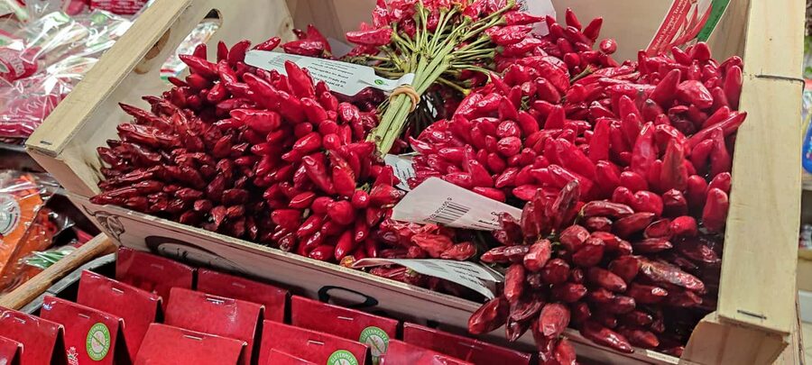 Budapest: Hungarian Cuisine in the Market Hall (german) - What the guide adds to the market visit