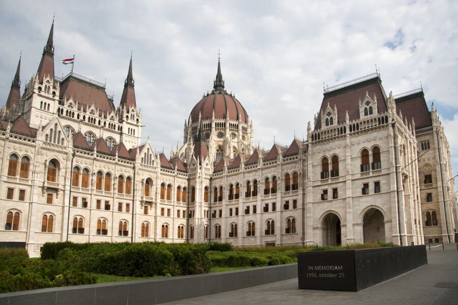 Budapest: Inner City Walking Tour in German - Pedestrian streets and the smiling Mr. Safe