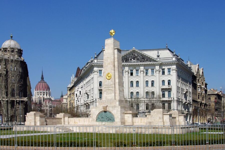 Budapest: Inner City Walking Tour in German - The Shoes on the Danube Bank finish