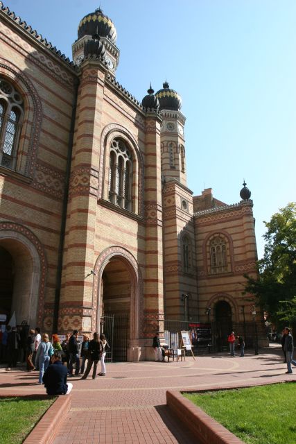 Budapest: Jewish Heritage Guided Tour with Synagogue Ticket - The Jewish Museum and the story of ordinary life
