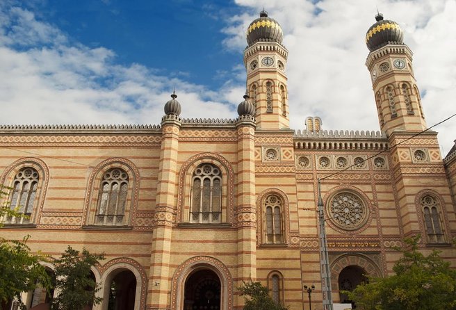 Budapest Jewish Heritage Memorial Walking Tour & Synagogue Entry - Starting at Dohány Street Synagogue