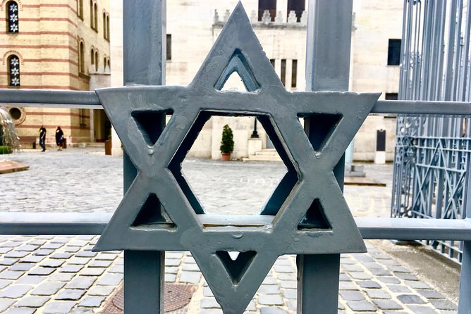 Budapest Jewish Heritage: Synagogues, Shoes, Secrets & Flódni - The former ghetto and the surviving wall