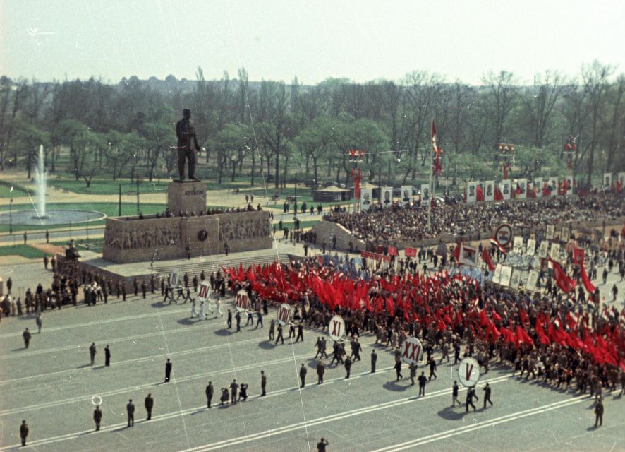 Budapest: Memento Park and Icons of Communism Guided Tour - The 45-minute ride to the communist monuments
