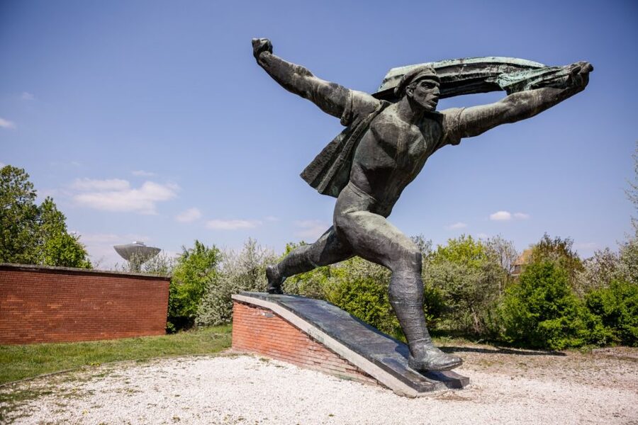 Budapest: Memento Park and Icons of Communism Guided Tour - Walking through 41 statues at Memento Park
