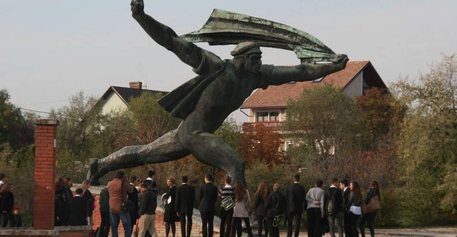 Budapest: Memento Park and Icons of Communism Guided Tour - Stalin’s boots and the memory of a revolt