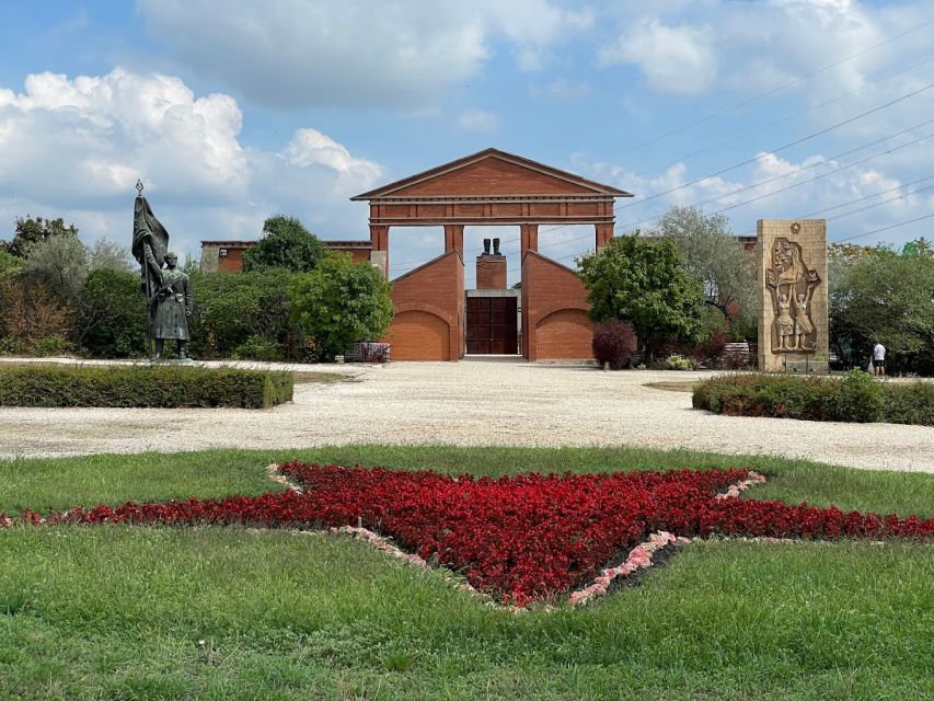 Budapest: Memento Park and Icons of Communism Guided Tour - Meeting at Batthyány Square